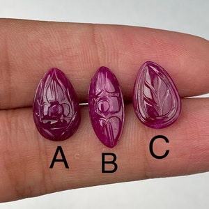 Op de afbeelding: Drie gesneden robijn edelstenen in de vorm van een traan met een bloemmotief. De edelstenen zijn gemarkeerd met A, B en C.