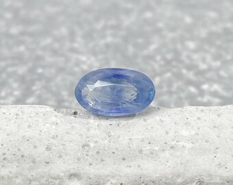 Onbehandelde blauwe saffier van Kashmir: 0,87 kt ovale edelsteen