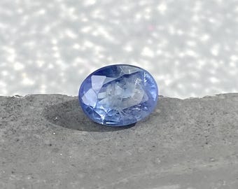 Edelsteen blauwe saffier uit Kashmir: natuurlijk ovaal geslepen, 0,64 ct