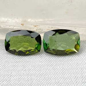 Par de turmalinas verdes naturales de 2,57 ct con corte cojín de 8,5 x 6 mm / turmalina africana natural facetada para pendientes y anillo / piedra preciosa suelta a juego
