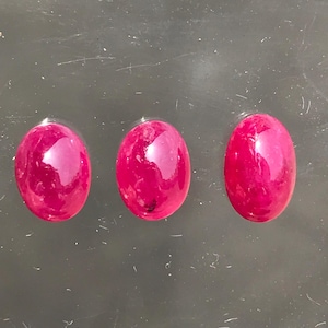 Naturalny rubinowy kaboszon Owalny kształt 8 x 6 mm Płaski kaboszon z tyłu do wyrobu biżuterii Czerwony rubinowy kaboszon, partia 3 sztuk Mała paczka luźnych kamieni