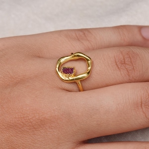 Pierścień z surowym, młotkowanym rubinem: srebro próby 925 wypełnione 18-karatowym złotem