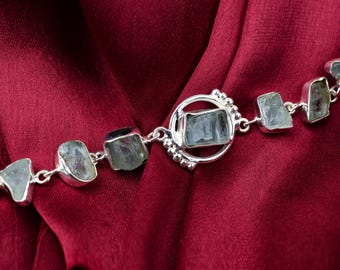 Pulsera de aguamarina natural: Joyería minimalista de plata de ley con piedra de cristal.