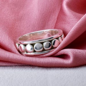 Bague en argent sterling oxydé avec perles : superposition de bijoux de Bali