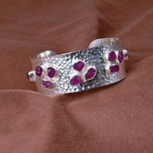 Armreif aus natürlichem, rohem Rubin, 925er Sterlingsilber, handgefertigt, gehämmert, ideal als Hochzeitsgeschenk.
