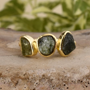 Anel artesanal com pedra preciosa bruta de peridoto, em prata de lei 925 com banho de ouro 18k, anel com cristal bruto, joia martelada, anel com quatro pedras.