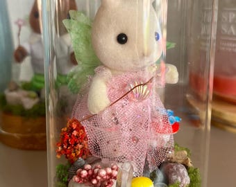 Blossom the Woodland Fairy – Miniature Under Glass Dome | Tiny Tales Under Glass | Handmade Fantasy Diorama | Unique Gift