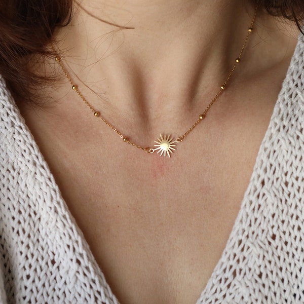 collier fin et élégant pendentif soleil en acier inoxydable doré