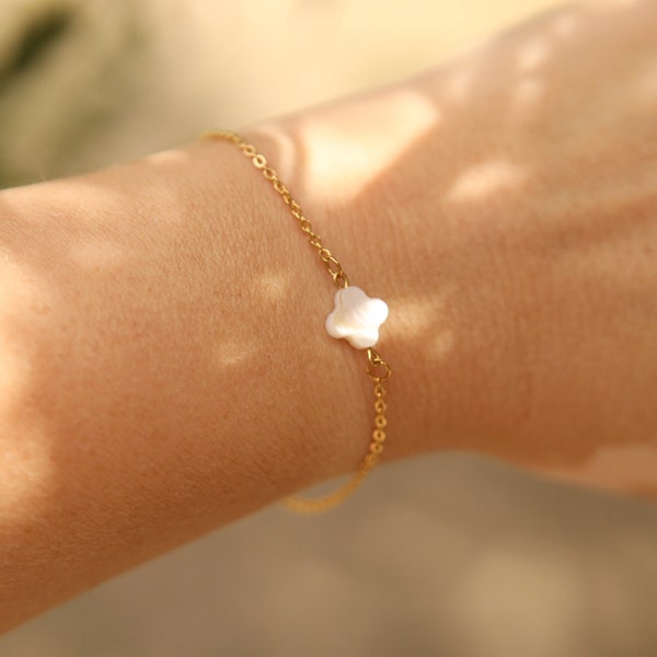 Bracelet doré perle de nacre trèfle fin et minimaliste style boheme
