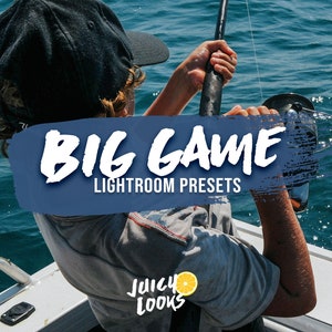 Puede incluir: Una persona joven con una gorra de béisbol negra está pescando desde un barco en un día soleado. El texto "BIG GAME LIGHTROOM PRESETS" está superpuesto en la imagen. El texto "Juicy Looks" también es visible en la imagen.