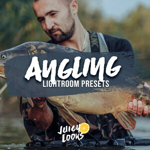 Puede incluir: Un hombre sostiene un pez grande, una carpa, con un patrón de color gris oscuro, verde y marrón. El texto "ANGLING LIGHTROOM PRESETS" se muestra en blanco sobre un fondo gris oscuro con un efecto de pincelada. El logotipo "Juicy Looks" está en la esquina inferior derecha con un limón amarillo.