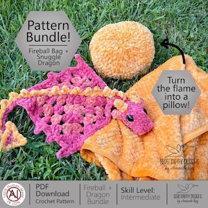 Puede incluir: Un paquete de patrones de ganchillo con un drag&oacute;n rosa y una bola de fuego de peluche naranja que se convierte en almohada. El texto incluye Pattern Bundle! Fireball Bag + Snuggle Dragon, Turn the flame into a pillow!, PDF Download Crochet Pattern, Fireball + Dragon Bundle, Skill Level: Intermediate y Serendipity Designs by Amanda Ray.