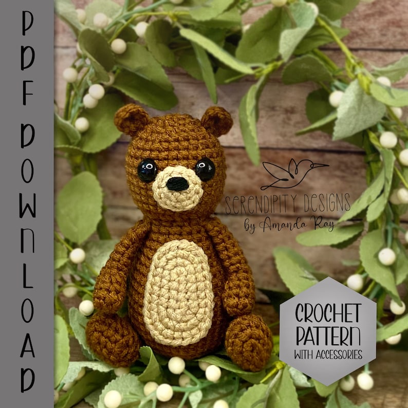Pu&ograve; includere: Schema a uncinetto per un orso marrone con occhi neri e pancia beige. Lo schema include istruzioni per la realizzazione di accessori. Lo schema &egrave; disponibile per il download in PDF. L'immagine include anche il testo "Serendipity Designs by Amanda Ray" e "Crochet Pattern with Accessories".