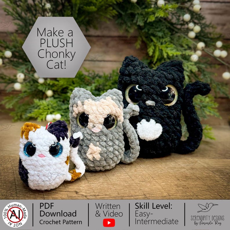 K&ouml;nnte beinhalten: Drei handgefertigte Pl&uuml;schkatzenspielzeuge. Die Katzen sind schwarz, grau und Calico, mit gro&szlig;en, runden Augen. Der Text "Make a PLUSH Chonky Cat!" befindet sich in einem Sechseck &uuml;ber den Katzen. Der Schwierigkeitsgrad ist einfach bis mittel.