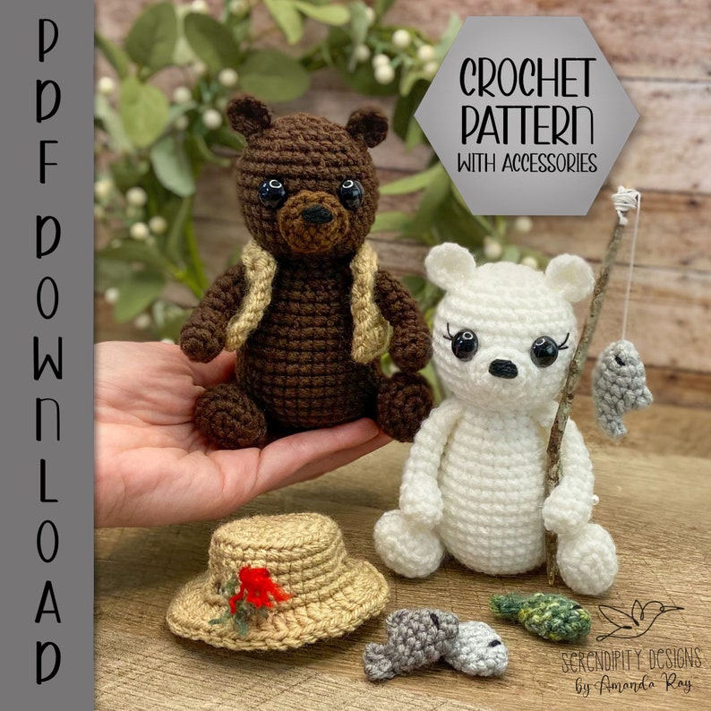 Pu&ograve; includere: Schema all'uncinetto per un orso marrone e un orso bianco con accessori da pesca. Lo schema include istruzioni per realizzare un cappello, pesci e una canna da pesca. Lo schema &egrave; disponibile per il download in PDF. "Serendipity Designs by Amanda Ray" &egrave; scritto nell'angolo in basso a destra dell'immagine.