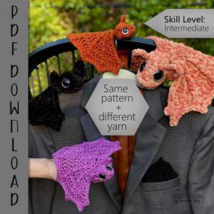 Puede incluir: Exhibici&oacute;n de peluches de murci&eacute;lagos de ganchillo en varios colores: naranja, negro, rosa y morado. Los murci&eacute;lagos tienen ojos grandes y redondos y se muestran sobre una chaqueta. La imagen incluye el texto "Same pattern + different yarn" y "Skill Level: Intermediate."