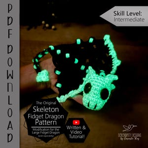Könnte beinhalten: Ein gehäkelter schwarzer und grün leuchtender Drache mit dem Text "The Original Skeleton Fidget Dragon Pattern". Der Drache hat große schwarze Augen und einen grün leuchtenden Rücken. Der Schwierigkeitsgrad ist mittel.