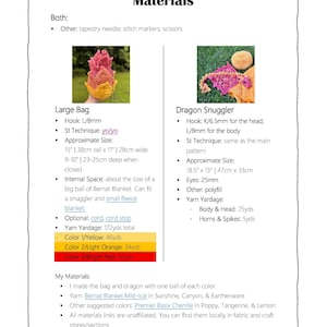 Puede incluir: Un documento titulado Materials que enumera los requisitos para un proyecto de ganchillo. Incluye una foto de un bolso con forma de drag&oacute;n amarillo, naranja y rojo y un juguete de drag&oacute;n rosa y naranja, con especificaciones detalladas.