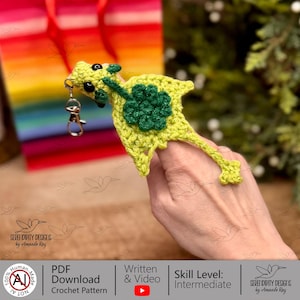 Può includere: Un drago verde all'uncinetto con un design a quadrifoglio. Il drago ha occhi neri e un fermaglio portachiavi. Il modello all'uncinetto è disponibile come download PDF. Il livello di abilità è intermedio.
