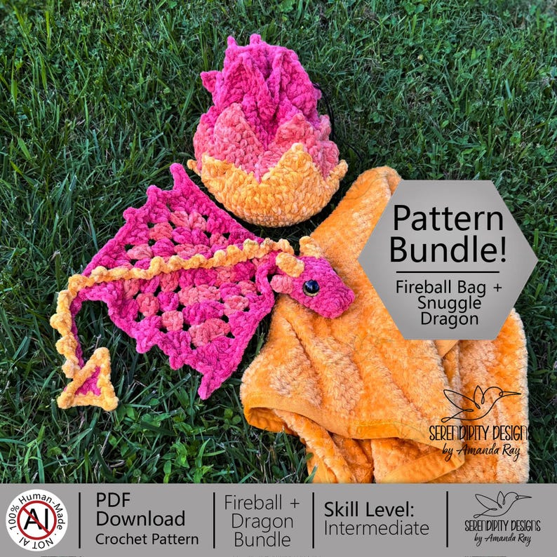 Puede incluir: Un paquete de patrones de ganchillo con un drag&oacute;n rosa y naranja y una bolsa a juego con forma de bola de fuego. El texto dice Pattern Bundle! Fireball Bag + Snuggle Dragon, PDF Download Crochet Pattern, Fireball + Dragon Bundle, Skill Level: Intermediate.