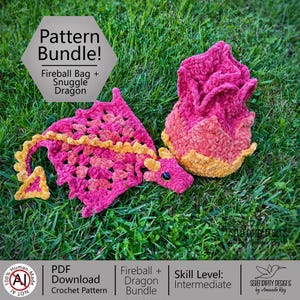 Puede incluir: Un paquete de patrones de ganchillo que incluye una bolsa Fireball y un drag&oacute;n de peluche. Los art&iacute;culos est&aacute;n hechos de hilo rosa y naranja. El texto dice: Pattern Bundle! Fireball Bag + Snuggle Dragon. PDF Download Crochet Pattern Fireball + Dragon Bundle.