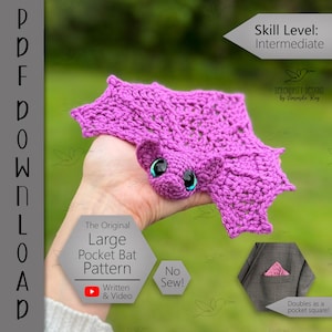 Könnte beinhalten: Gehäkelte lila Fledermaus mit großen blauen Augen. Das Bild enthält Text, der ein Muster für eine große Taschenfledermaus mit schriftlichen Anweisungen und einem Video anzeigt. Der Schwierigkeitsgrad ist mittel.