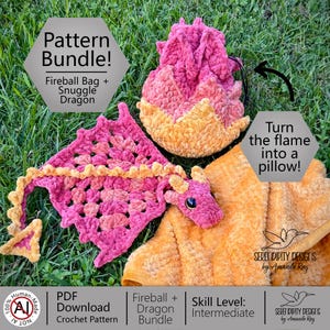 Puede incluir: Un paquete de patrones de ganchillo con una bolsa en forma de bola de fuego rosa y naranja y un drag&oacute;n rosa con detalles amarillos. El texto incluye Pattern Bundle! Fireball Bag + Snuggle Dragon, Turn the flame into a pillow! y PDF Download.