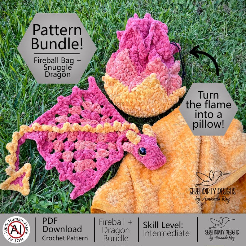 Puede incluir: Un paquete de patrones de ganchillo con una bolsa en forma de bola de fuego rosa y naranja y un drag&oacute;n rosa con detalles amarillos. El texto incluye Pattern Bundle! Fireball Bag + Snuggle Dragon, Turn the flame into a pillow! y PDF Download.
