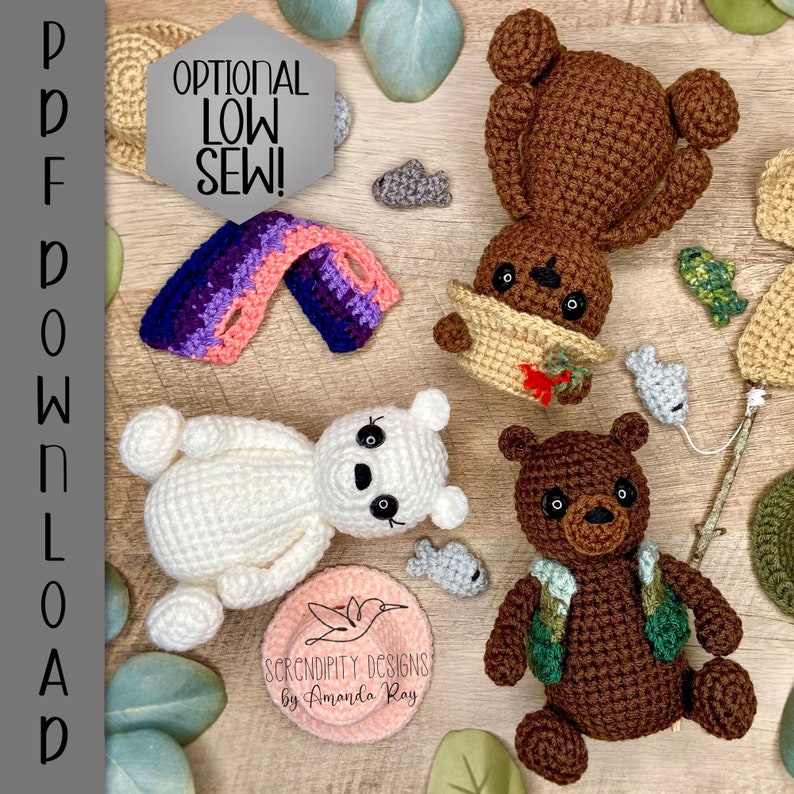 Pu&ograve; includere: Schema di amigurumi all'uncinetto per un orso, un orso polare e un orso con un giubbotto. Lo schema include istruzioni per un montaggio opzionale a basso cucito. Il testo "OPTIONAL LOW SEW!" &egrave; visibile nell'immagine. Lo schema &egrave; di "SCRENDIPITY DESIGNS by Amanda Ray".