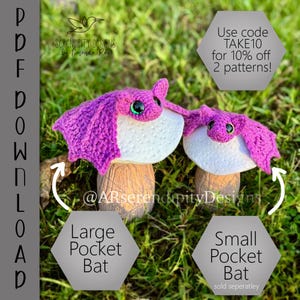 Puede incluir: Dos murci&eacute;lagos de ganchillo en morado, blanco y marr&oacute;n. Los murci&eacute;lagos tienen grandes ojos verdes y est&aacute;n posados sobre bases con forma de hongo blancas. La imagen incluye texto que dice "Large Pocket Bat" y "Small Pocket Bat".