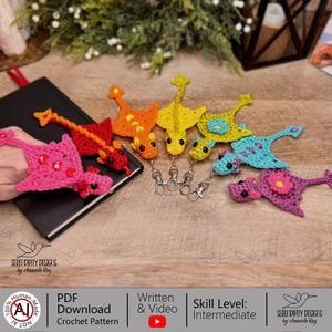 PDF + VIDÉO Modèle au crochet Littlest Pocket Dragon : marque-page, porte-clés, breloque de sac, ornement oeuf surprise, étiquettes de marché ARSerendipityDesigns