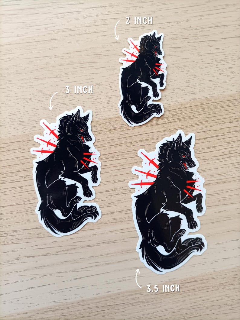 Puede incluir: Tres pegatinas de lobo negro con detalles en rojo y un dise&ntilde;o de explosi&oacute;n. Las pegatinas miden 5,08, 7,62 y 8,89 cm de alto. El lobo tiene ojos rojos y est&aacute; en una pose din&aacute;mica, con una textura de pelaje detallada.