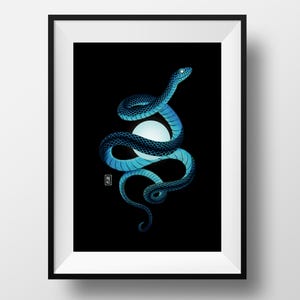Puede incluir: Una serpiente azul y negra enroscada alrededor de un orbe blanco brillante sobre un fondo negro.