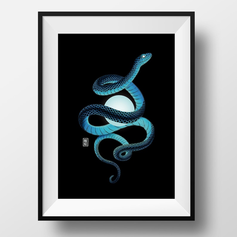 Puede incluir: Una serpiente azul y negra enroscada alrededor de un orbe blanco brillante sobre un fondo negro.