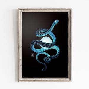 Puede incluir: Una serpiente negra con un brillo azul se envuelve alrededor de un orbe blanco sobre un fondo negro. Los ojos de la serpiente brillan de color azul.