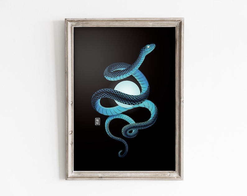 Puede incluir: Una serpiente negra con un brillo azul se envuelve alrededor de un orbe blanco sobre un fondo negro. Los ojos de la serpiente brillan de color azul.