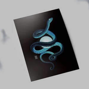Puede incluir: Una serpiente azul y negra enroscada alrededor de un orbe azul brillante sobre un fondo negro.
