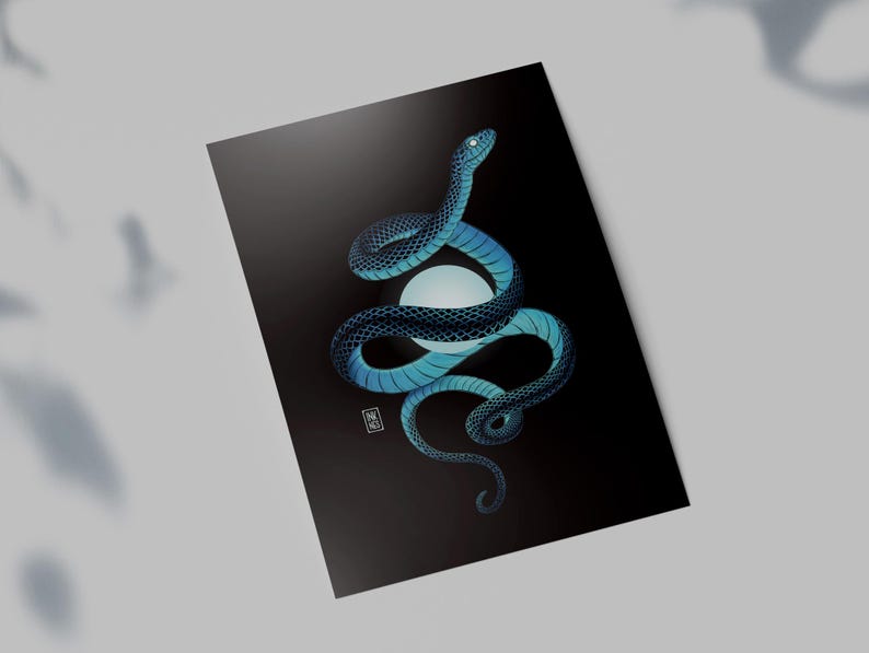 Puede incluir: Una serpiente azul y negra enroscada alrededor de un orbe azul brillante sobre un fondo negro.