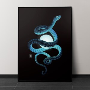 Puede incluir: Una serpiente azul y negra enroscada alrededor de un orbe blanco brillante sobre un fondo negro.