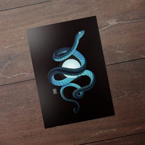 Puede incluir: Una serpiente azul y negra enroscada alrededor de una esfera blanca sobre un fondo negro.