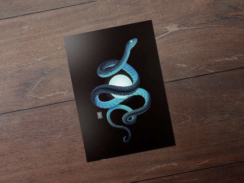 Puede incluir: Una serpiente azul y negra enroscada alrededor de una esfera blanca sobre un fondo negro.