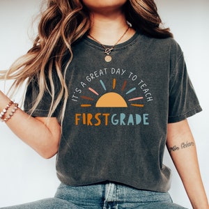 It&#39;s A Good Day To Teach First Grade T-shirt, Comfort Colors 1st Grade Teacher Shirt, First Grade Teacher Retro, Back to School Shirt Retro