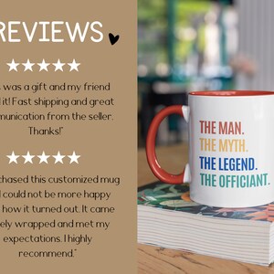 K&ouml;nnte beinhalten: Eine wei&szlig;e Keramiktasse mit rotem Henkel. Die Tasse hat ein buntes Design mit dem Text "THE MAN. THE MYTH. THE LEGEND. THE OFFICIANT."
