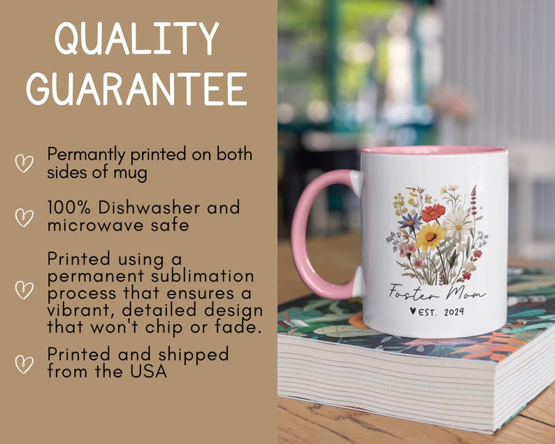 Puede incluir: Una taza de cer&aacute;mica rosa y blanca con un dise&ntilde;o floral y el texto "Foster Mom est. 2024". La taza est&aacute; sobre una pila de libros.