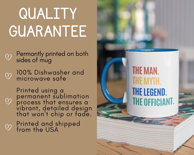 K&ouml;nnte beinhalten: Eine wei&szlig;e Keramik-Kaffeetasse mit blauem Henkel. Die Tasse hat ein farbenfrohes Design mit dem Text "THE MAN. THE MYTH. THE LEGEND. THE OFFICIANT."