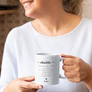 Pode incluir: Caneca de cer&acirc;mica branca com a palavra "abuelita" e um poema em espanhol. A caneca tamb&eacute;m inclui o nome "Sophia". A caneca &eacute; segurada por uma pessoa.