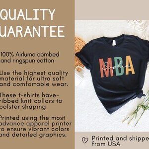 Op de afbeelding: Zwart T-shirt met de tekst "MBA" in kleurrijke letters en de naam "Sophia" eronder. Het shirt is gemaakt van hoogwaardige, zachte katoen en heeft een geribbelde brei kraag. De tekst "Gedrukt en verzonden vanuit de VS" is ook inbegrepen.