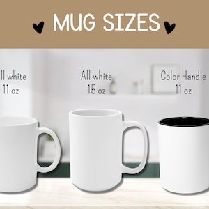 K&ouml;nnte beinhalten: Drei wei&szlig;e Keramikbecher in verschiedenen Gr&ouml;&szlig;en werden gezeigt. Der Text "MUG SIZES" steht oben. Die Becher sind mit "All white 11 oz", "All white 15 oz" und "Color Handle 11 oz" beschriftet. Der dritte Becher hat einen schwarzen Innenraum und Henkel.