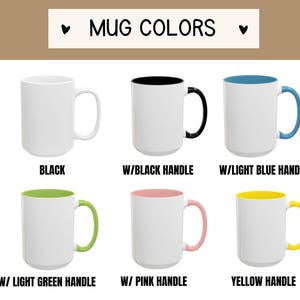 K&ouml;nnte beinhalten: Eine Sammlung wei&szlig;er Keramikbecher mit verschiedenen Griff- und Innenfarben. Das Bild zeigt Becher mit schwarzen, hellblauen, hellgr&uuml;nen, rosa und gelben Griffen sowie einem schwarzen Innenraum. Der Text "MUG COLORS" steht oben.