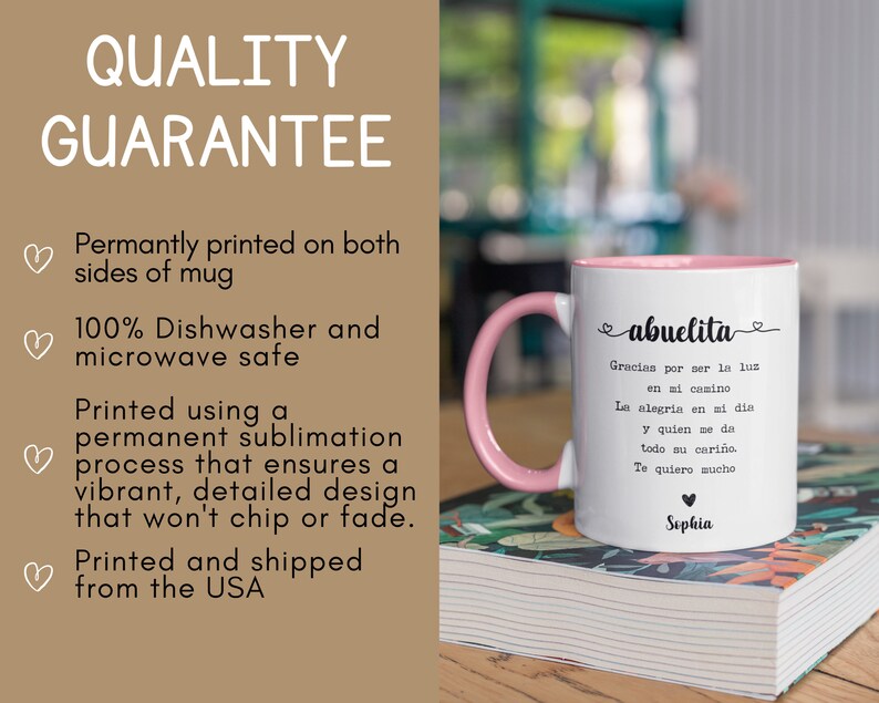 Pode incluir: Caneca de cer&acirc;mica branca com al&ccedil;a e interior rosa, com a palavra "abuelita" e um poema em espanhol. A caneca est&aacute; em uma pilha de livros. O texto "QUALITY GUARANTEE" &eacute; vis&iacute;vel ao fundo.